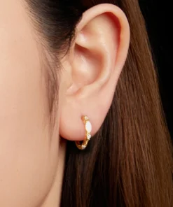 Alternative view of Pendientes Aros Huggie de Moissanita y Ópalo – Plata 925 Baño Oro 18K